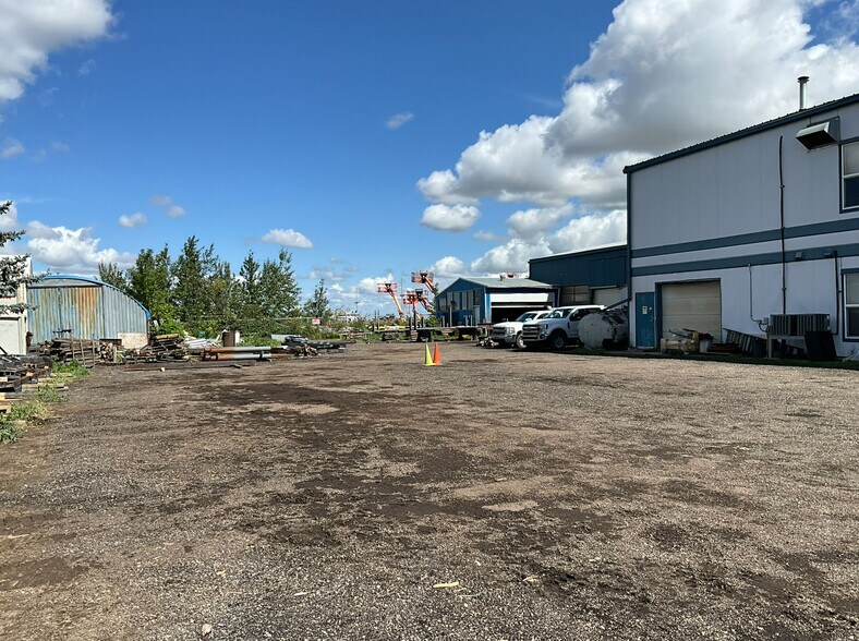 2830 121 Av NE, Edmonton, AB à vendre - Photo du bâtiment - Image 2 de 22