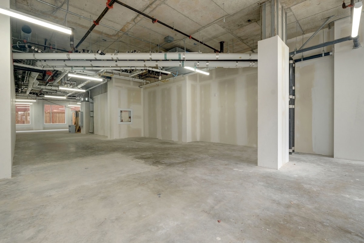 399 Winston Av, Ottawa, ON for lease Interior Photo- Image 1 of 15