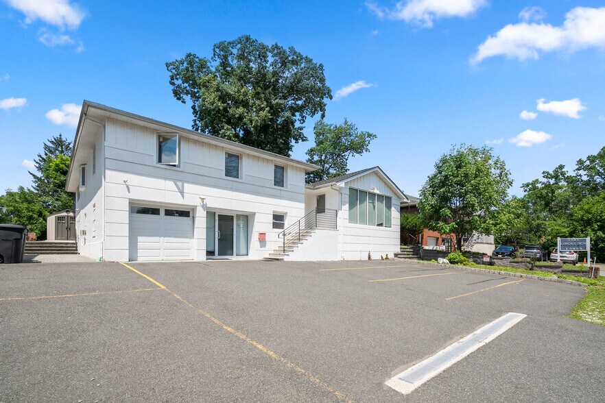 1095 Palisade Ave, Fort Lee, NJ à vendre - Photo principale - Image 2 de 19