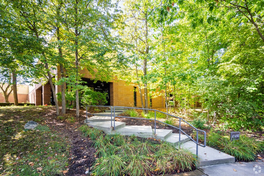 41441-41541 W 11 Mile Rd, Novi, MI à louer - Photo du bâtiment - Image 3 de 6