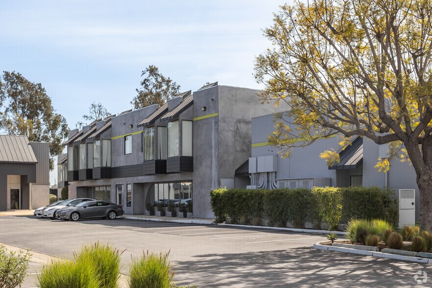 17672 Cowan, Irvine, CA à louer - Photo du bâtiment - Image 3 de 12