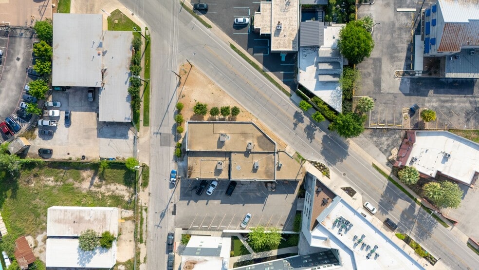 915 Dallas St, San Antonio, TX for lease - Building Photo - Image 3 of 18