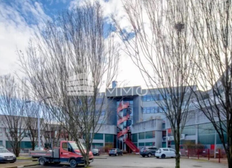 Office in Saint-Denis for lease - Building Photo - Image 3 of 4