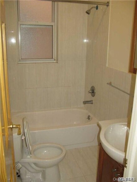 2107 38th St, Astoria, NY à vendre - Photo du bâtiment - Image 3 de 18