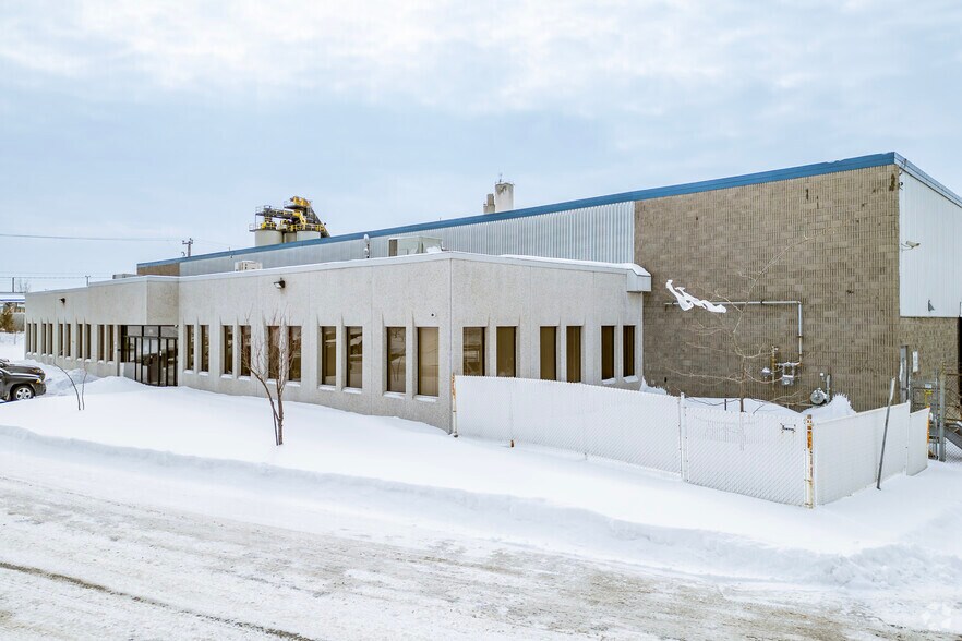 8100-8200 Boul Cavendish, Saint-Laurent, QC à louer - Photo du bâtiment - Image 3 de 4