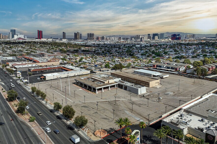 4701 W Sahara Ave, Las Vegas, NV for lease - Building Photo - Image 2 of 6