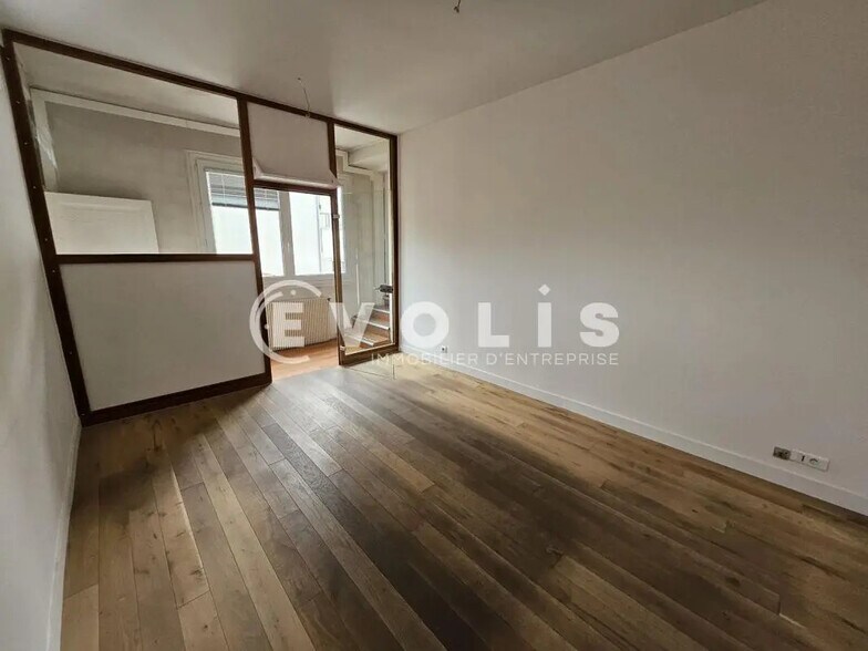 Office in Vanves for lease - Interior Photo - Image 2 of 12