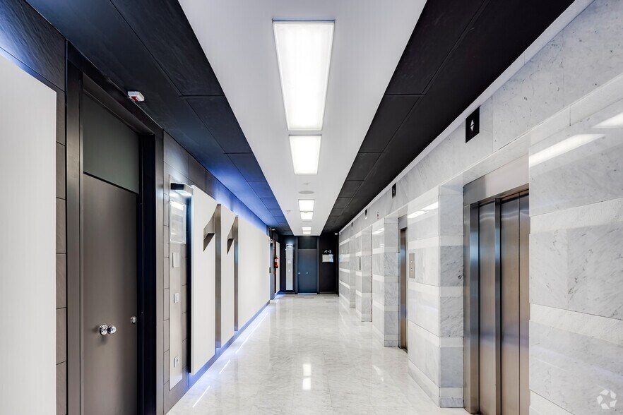 Calle Acanto, 22, Madrid, Madrid à louer - Photo du bâtiment - Image 2 de 20