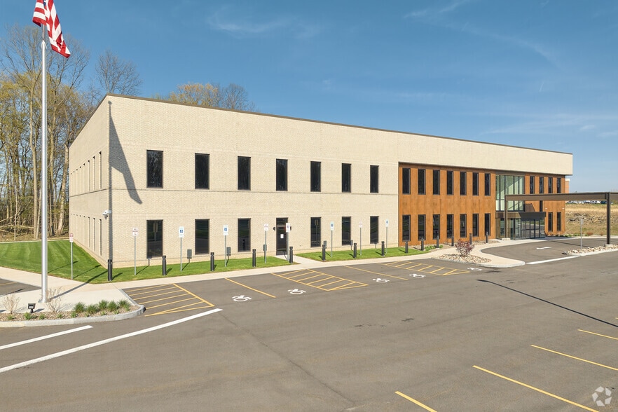 130 Canal Landing Blvd, Greece, NY for lease - Building Photo - Image 2 of 12