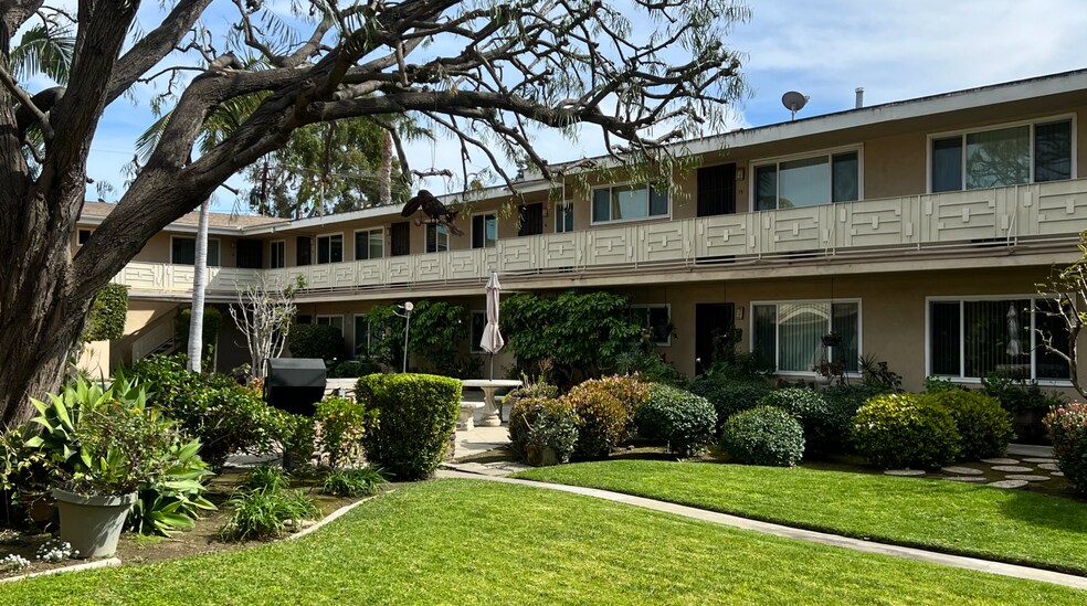 343 S Bedford Rd, Orange, CA à vendre - Photo du bâtiment - Image 2 de 4