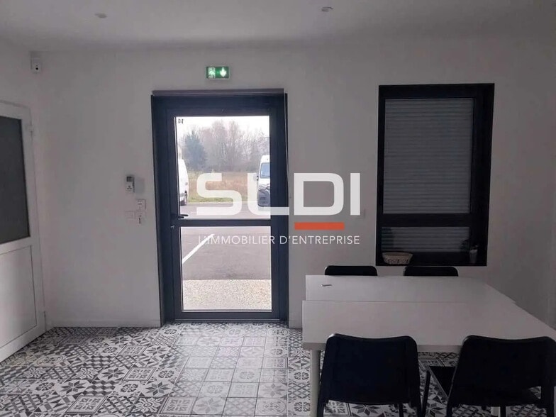 Flex in Villefontaine for lease - Interior Photo - Image 3 of 10