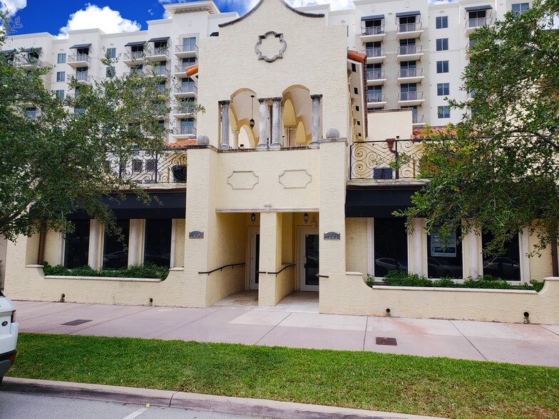 4555 Ponce De Leon Blvd, Coral Gables, FL à louer - Photo du bâtiment - Image 1 de 2