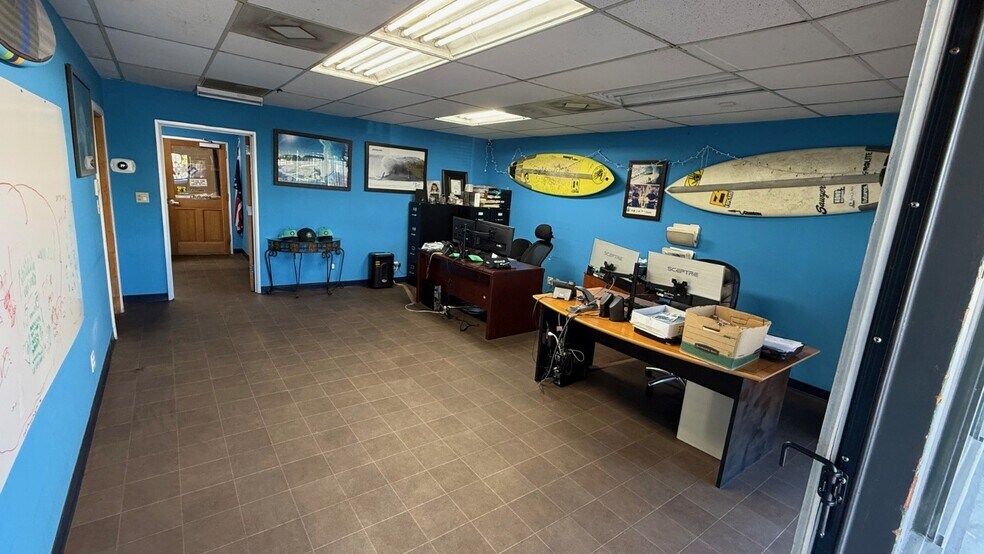 8223-8227 Remmet St, Canoga Park, CA à louer - Photo du bâtiment - Image 2 de 7