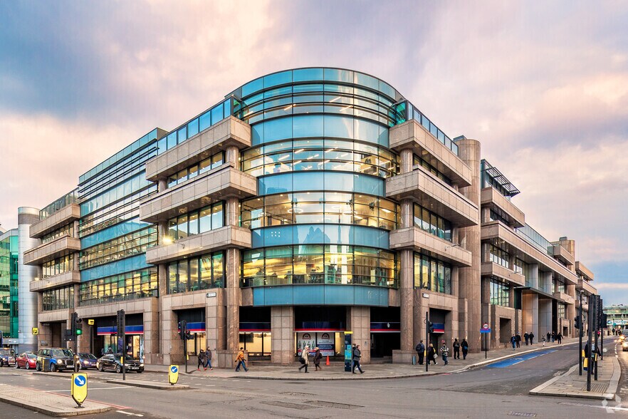 10 Queen Street Pl, Londres à louer - Photo du bâtiment - Image 1 de 16