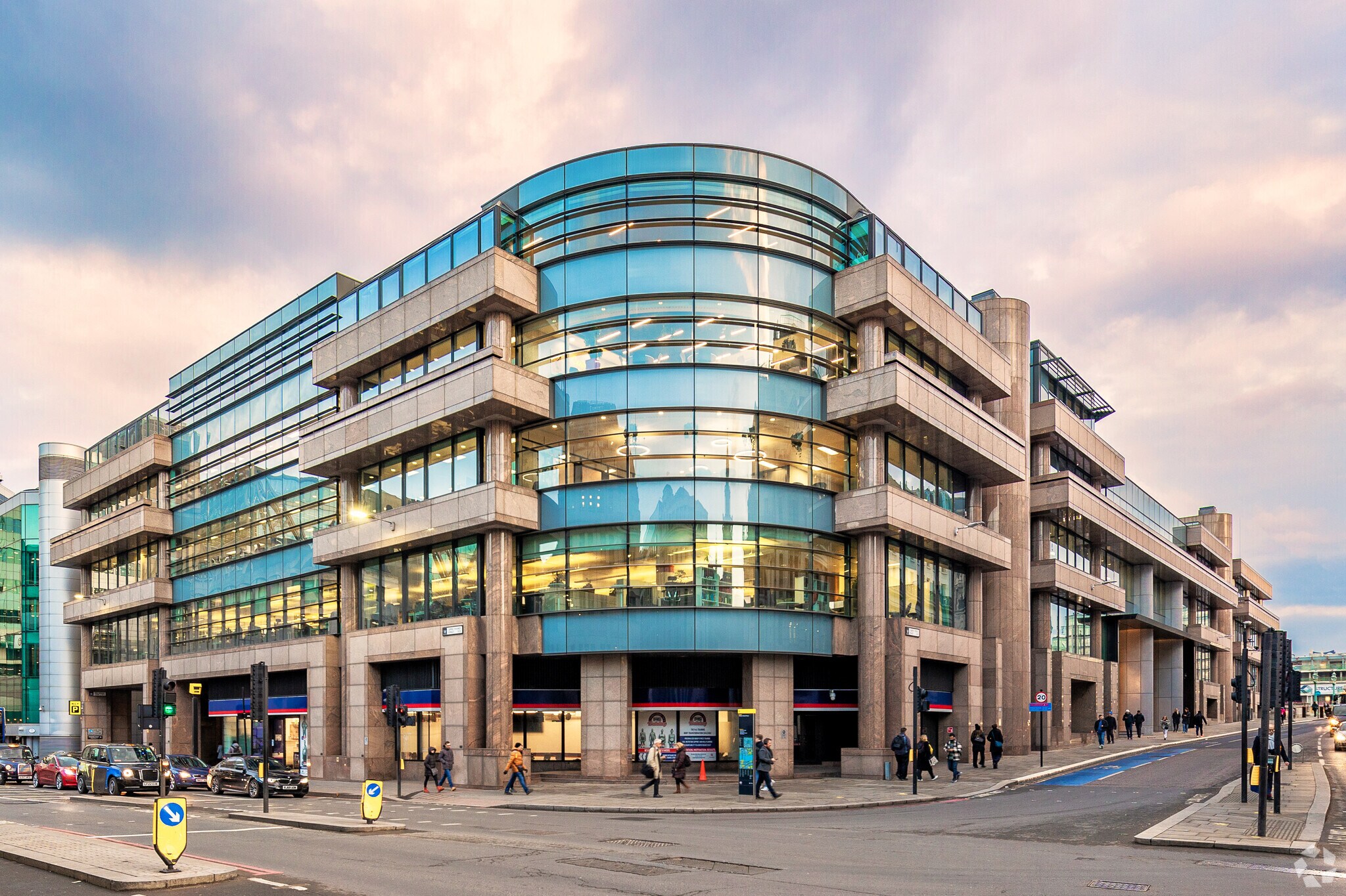 10 Queen Street Pl, Londres à louer Photo du bâtiment- Image 1 de 17