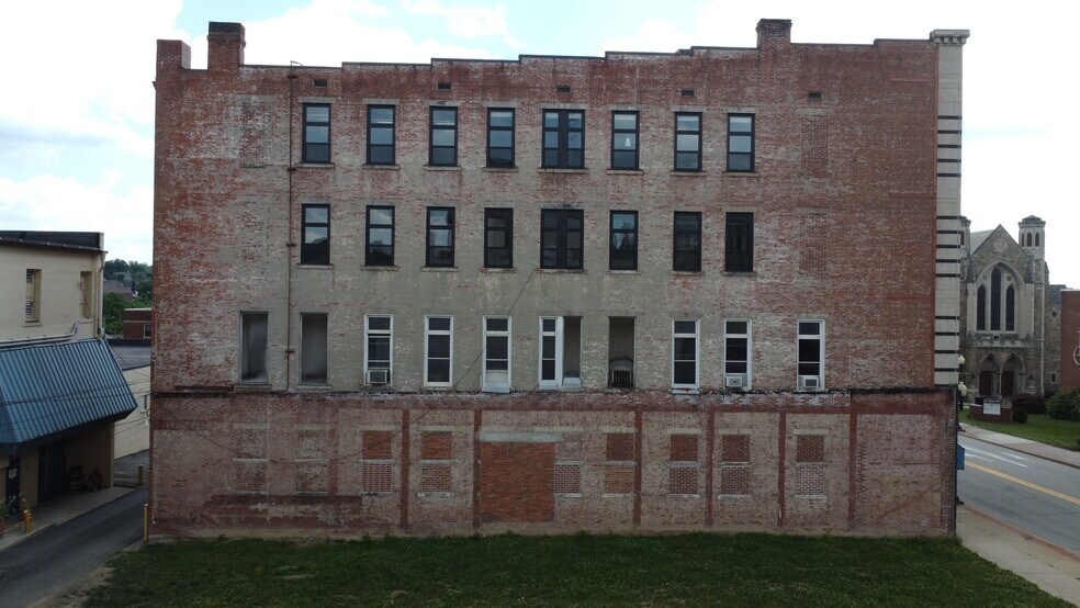 231 S Main St, Greensburg, PA à vendre - Photo du bâtiment - Image 2 de 8