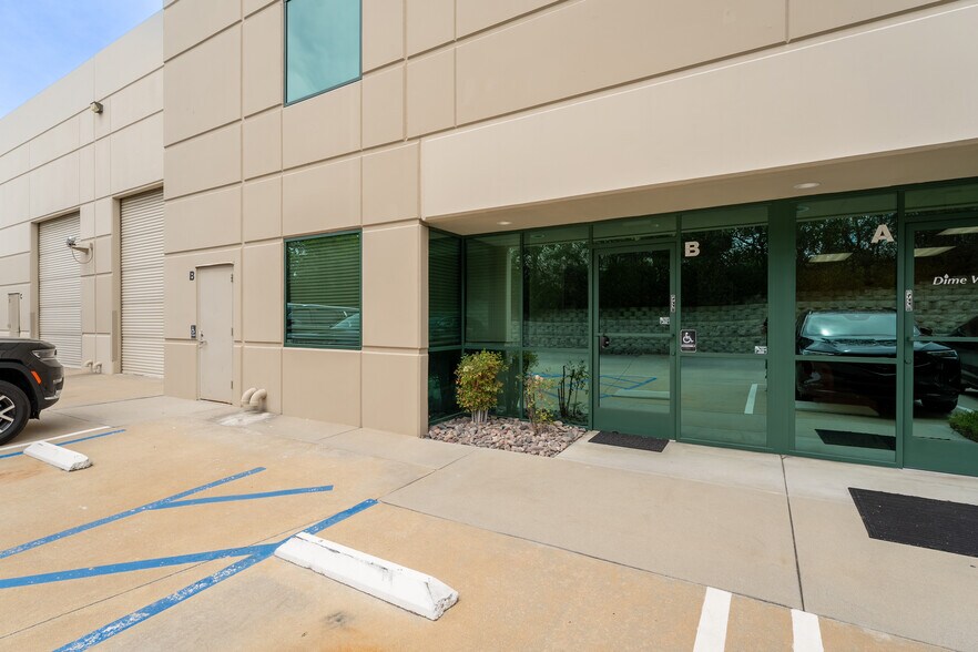 2575 Fortune Way, Vista, CA à vendre - Photo du bâtiment - Image 2 de 30