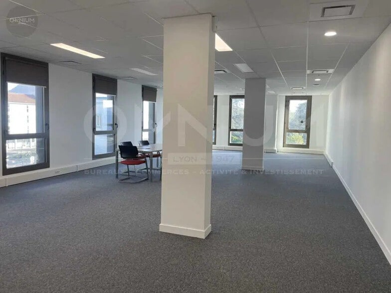 Office in Décines-Charpieu for sale - Building Photo - Image 3 of 13