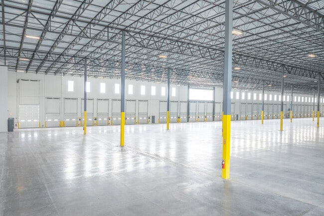 Plus de détails pour 55 Paradise Ln, Bay Shore, NY - Industriel à louer