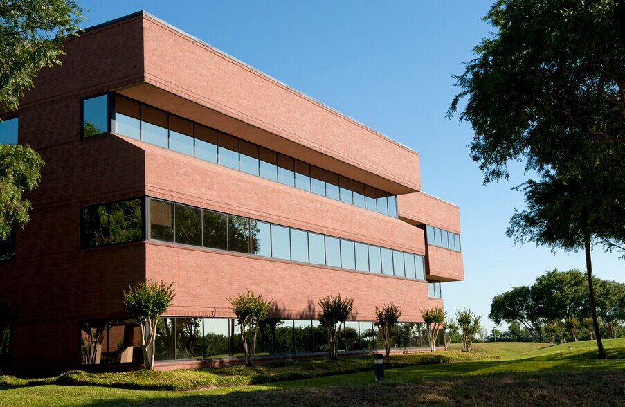 4001 Technology Dr, Angleton, TX à louer - Photo du bâtiment - Image 3 de 21