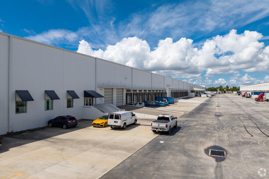 10801 NW 103rd St, Medley, FL à louer - Photo du bâtiment - Image 2 de 5
