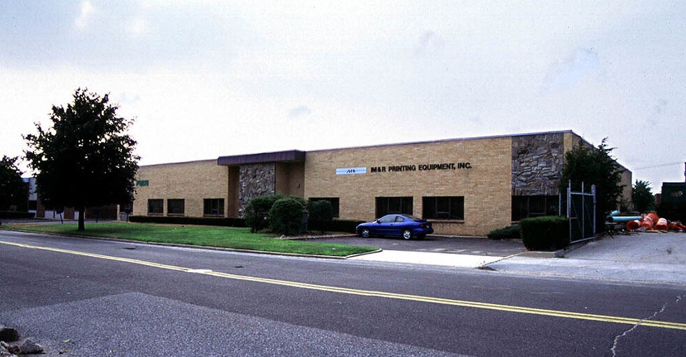 155 Sherwood Ave, Farmingdale, NY à louer - Photo principale - Image 1 de 6