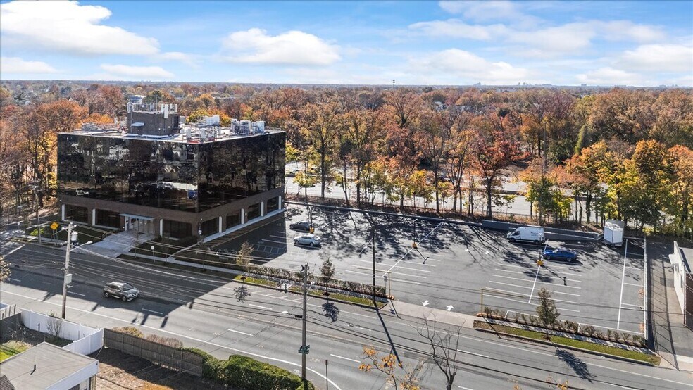 1975 Linden Blvd, Elmont, NY à louer - Photo du bâtiment - Image 3 de 12