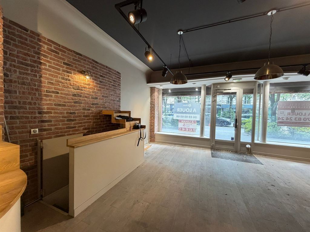 Retail in Paris for lease Interior Photo- Image 1 of 10