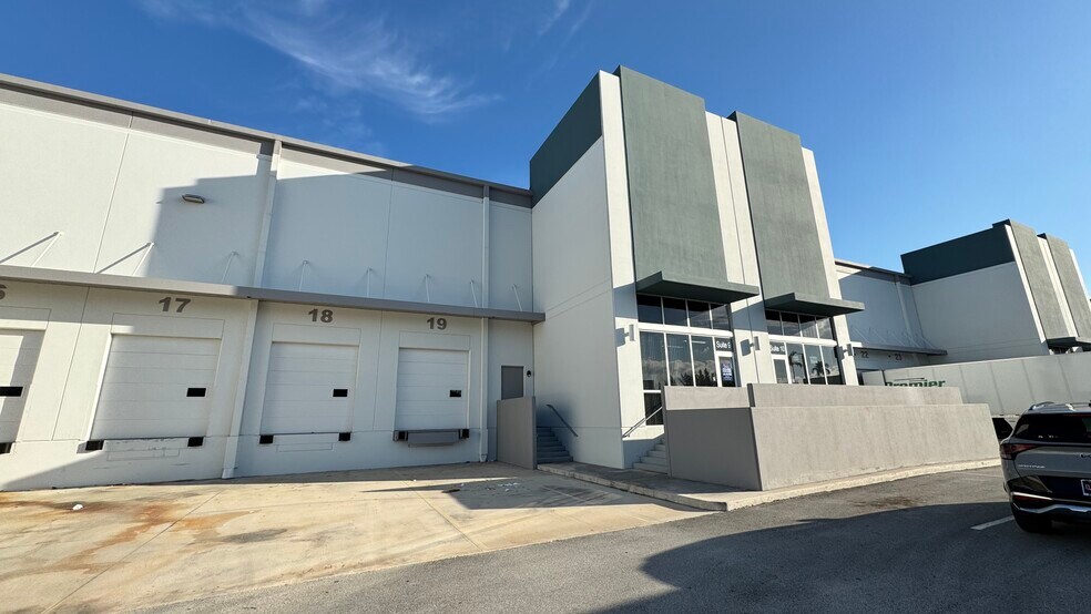 14001 NW 112th Ave, Hialeah Gardens, FL à louer - Photo du bâtiment - Image 2 de 22