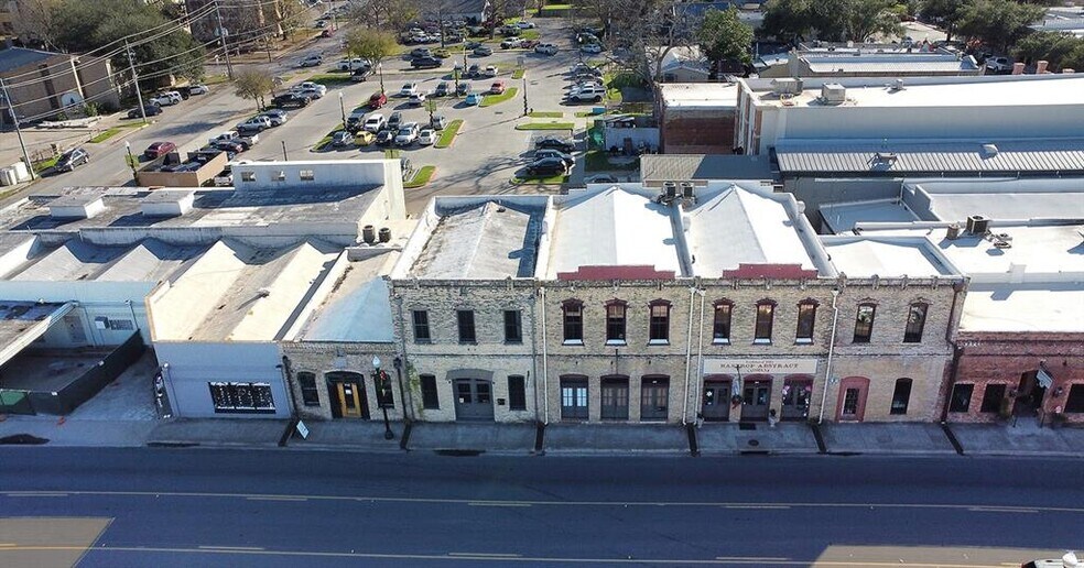 709 Chestnut St, Bastrop, TX for lease - Building Photo - Image 1 of 11