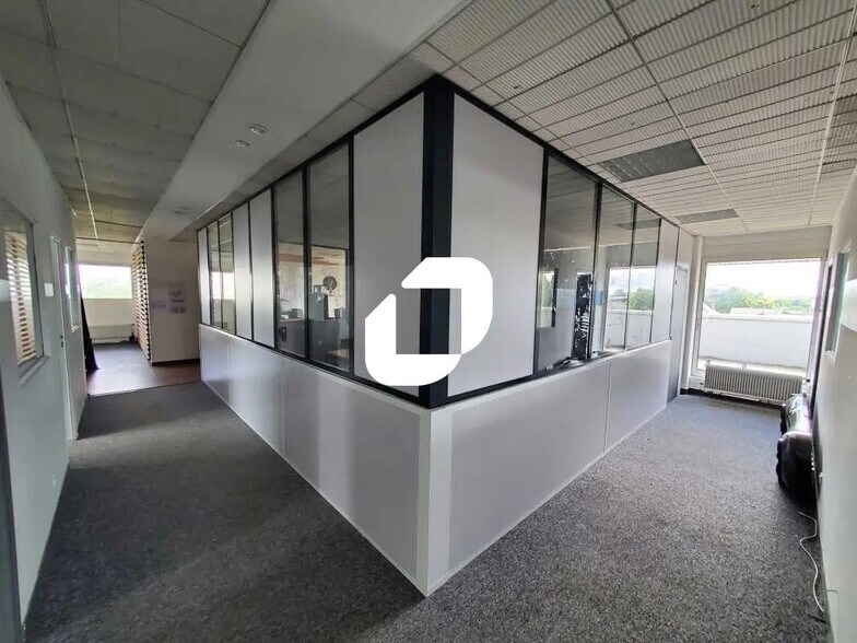 Bureau dans Vitry-sur-Seine à louer - Photo du bâtiment - Image 2 de 18