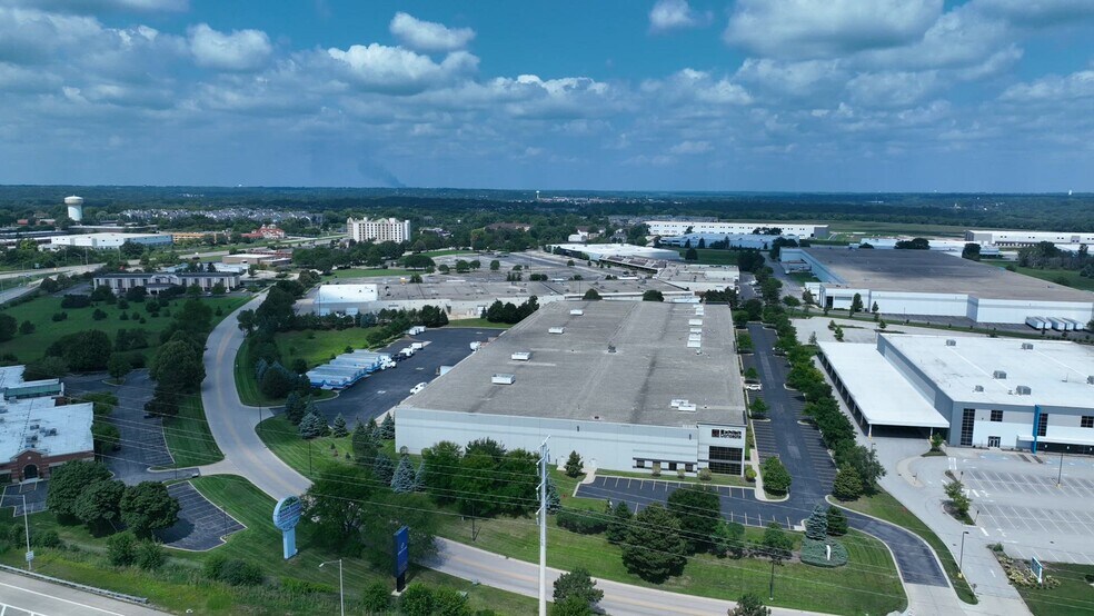 300 Airport Rd, Elgin, IL à louer - Vidéo sur l’inscription commerciale - Image 1 de 9