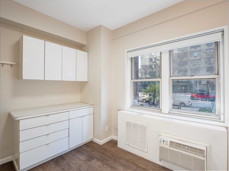 345 W 58th St, New York, NY for lease - Interior Photo - Image 3 of 7
