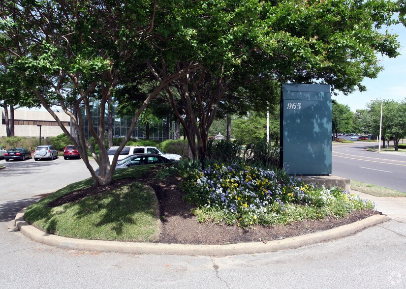965 Ridge Lake Blvd, Memphis, TN à louer - Photo du bâtiment - Image 2 de 5