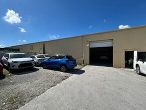 2075 N Powerline Rd, Pompano Beach, FL à louer Photo du bâtiment- Image 1 de 3