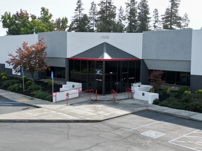 1326-1340 N Market Blvd, Sacramento, CA à louer - Photo du bâtiment - Image 2 de 3