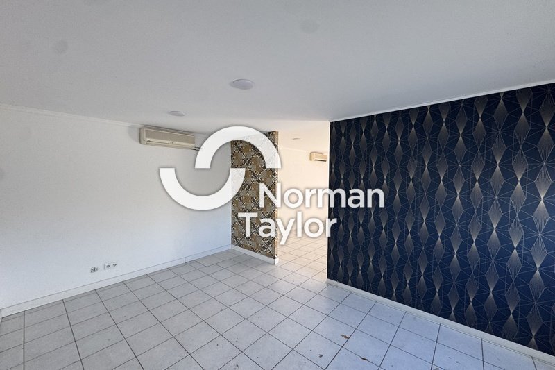 Flex in Lunel for lease - Interior Photo - Image 3 of 4