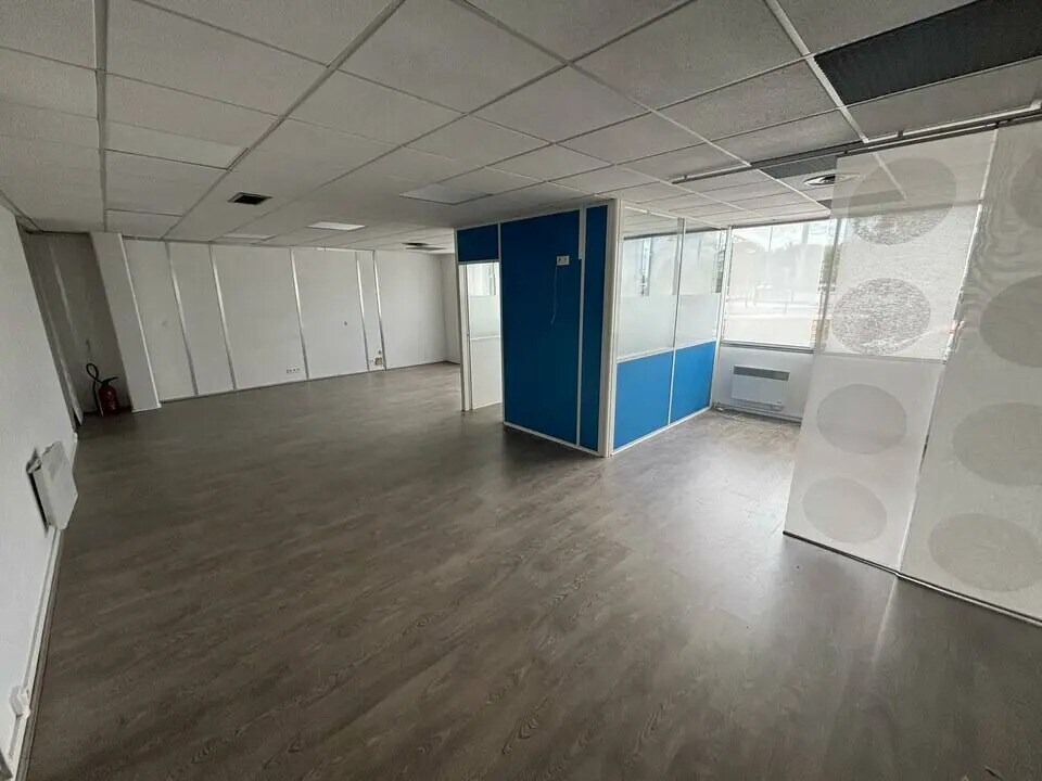 Office in Mérignac for lease Building Photo- Image 1 of 4