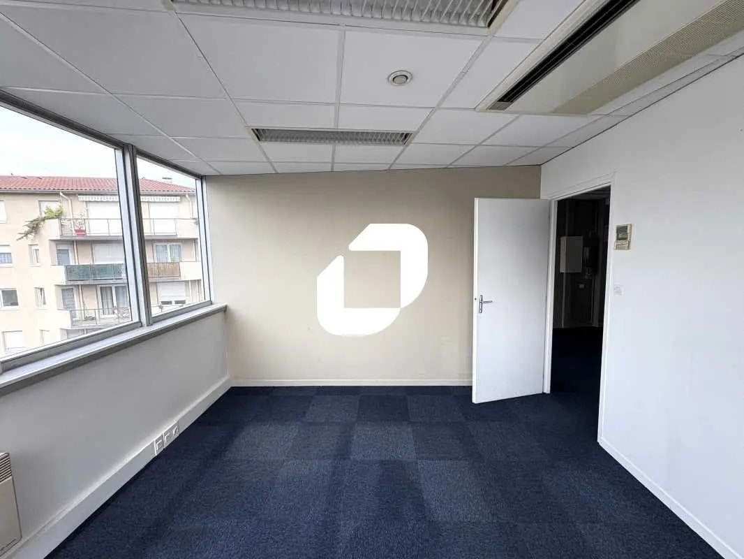 Office in Lyon for sale Interior Photo- Image 1 of 12