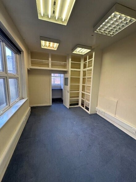 12-16 Claremont Rd, Surbiton à louer - Photo du bâtiment - Image 3 de 4