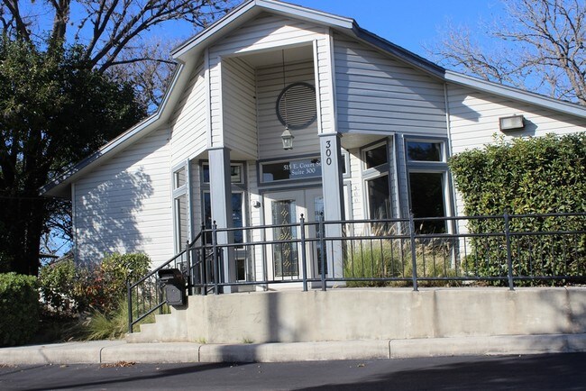 Plus de détails pour 515 E Court St, Seguin, TX - Bureau à louer