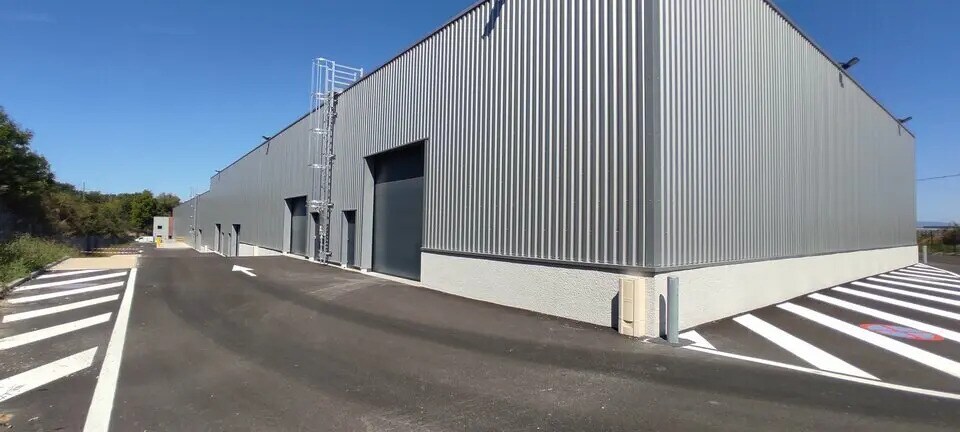 Local d'activités dans Bourgoin-Jallieu à vendre - Photo du bâtiment - Image 2 de 9