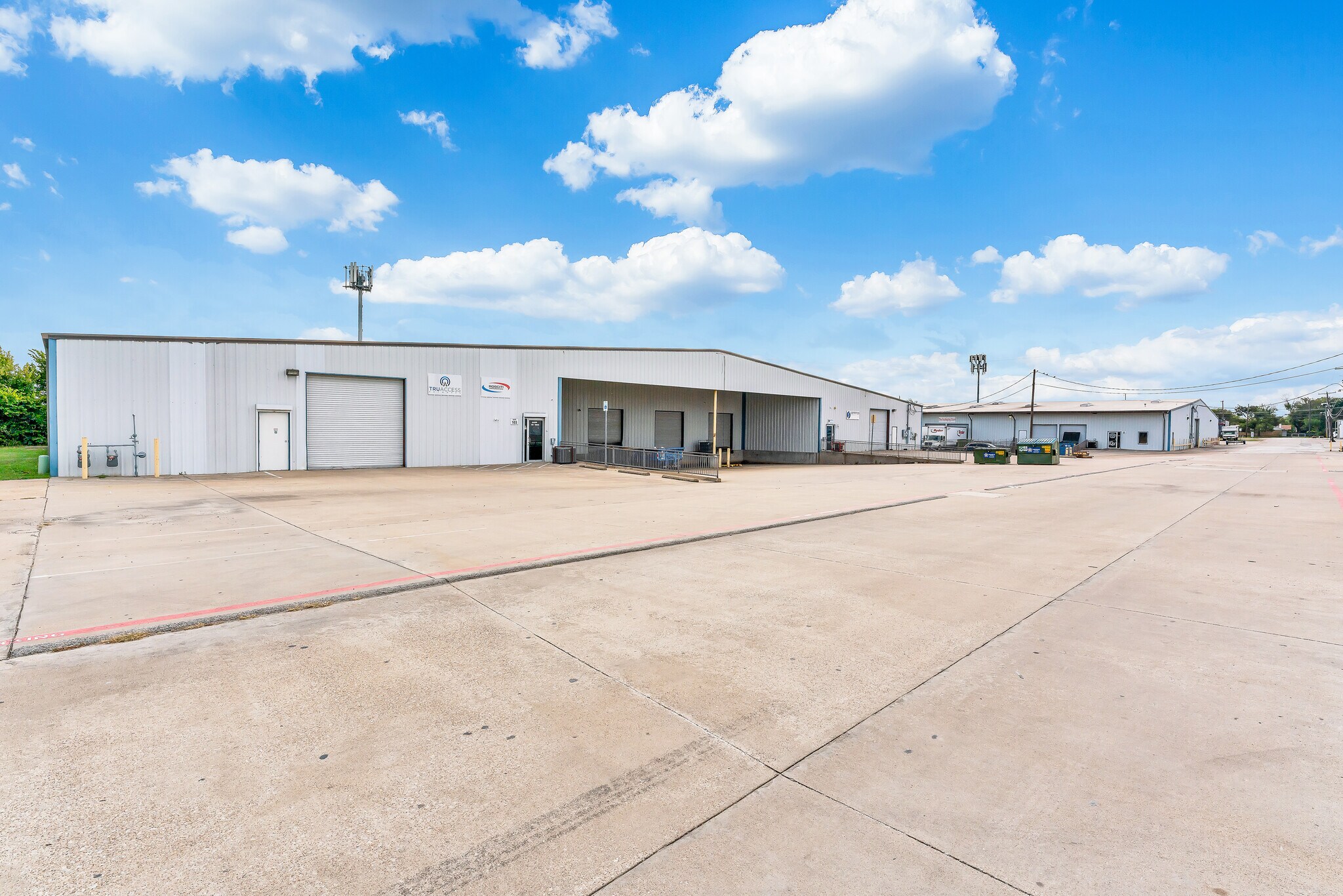 915 W Mayfield Rd, Arlington, TX à louer Photo du bâtiment- Image 1 de 6