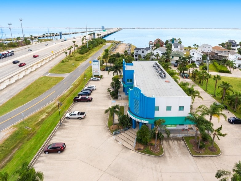 101 Tiki Dr, Tiki Island, TX à louer - Photo du bâtiment - Image 3 de 50