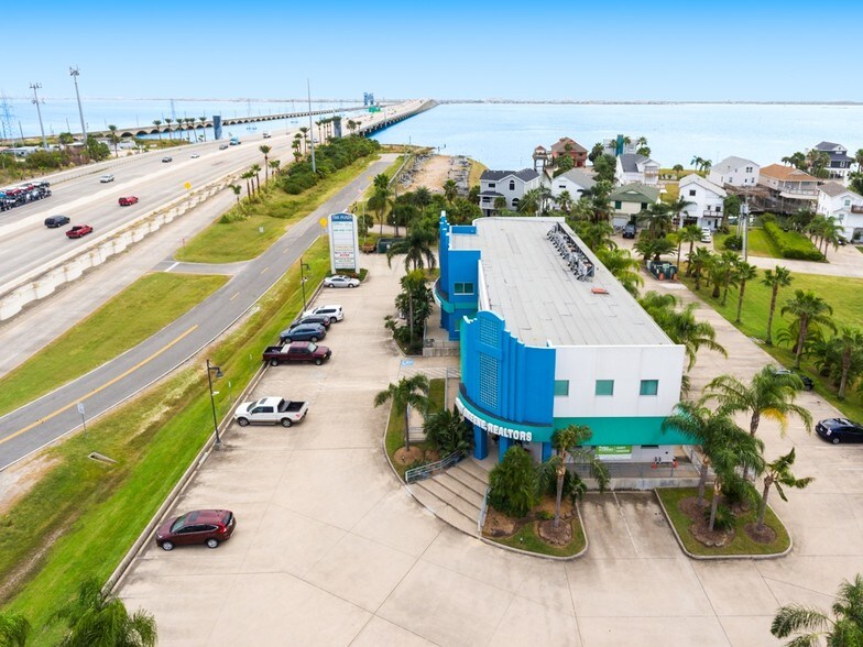 101 Tiki Dr, Tiki Island, TX à louer - Photo du bâtiment - Image 3 de 50