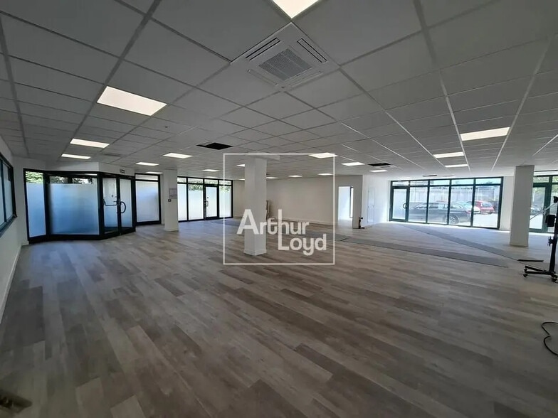 Office in Melun for lease - Interior Photo - Image 2 of 21