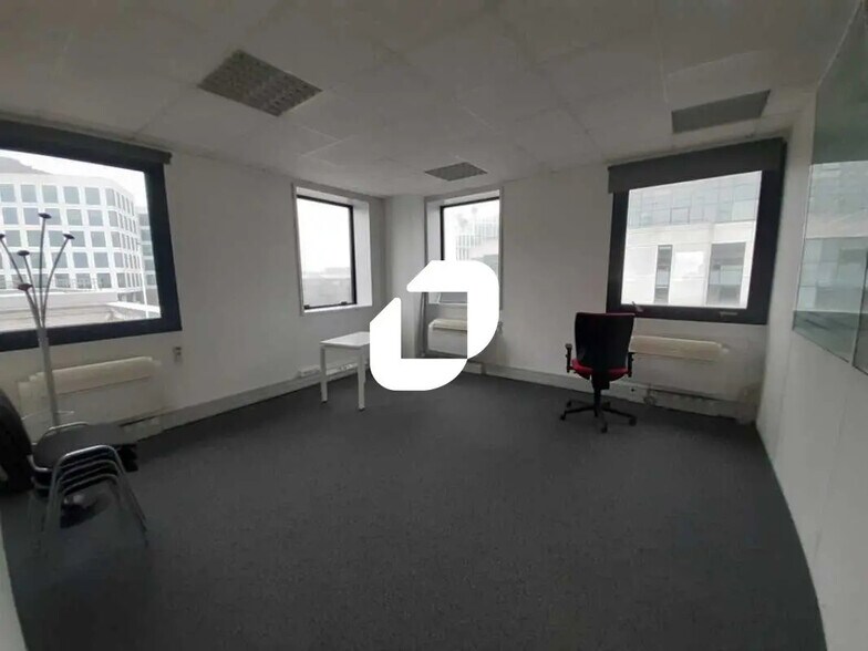 Office in Saint-Denis for lease - Interior Photo - Image 3 of 6