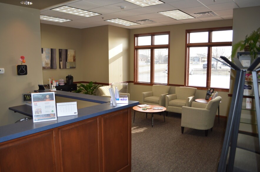 2480 Berkshire Pky, Clive, IA for lease - Lobby - Image 3 of 14