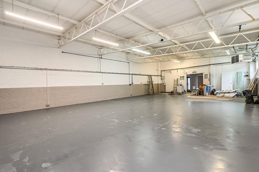 12-14 Station Clos, Potters Bar for lease - Building Photo - Image 3 of 10