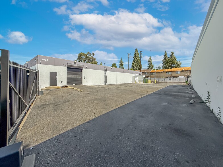 2021 1st St, San Fernando, CA à vendre - Photo du bâtiment - Image 2 de 7